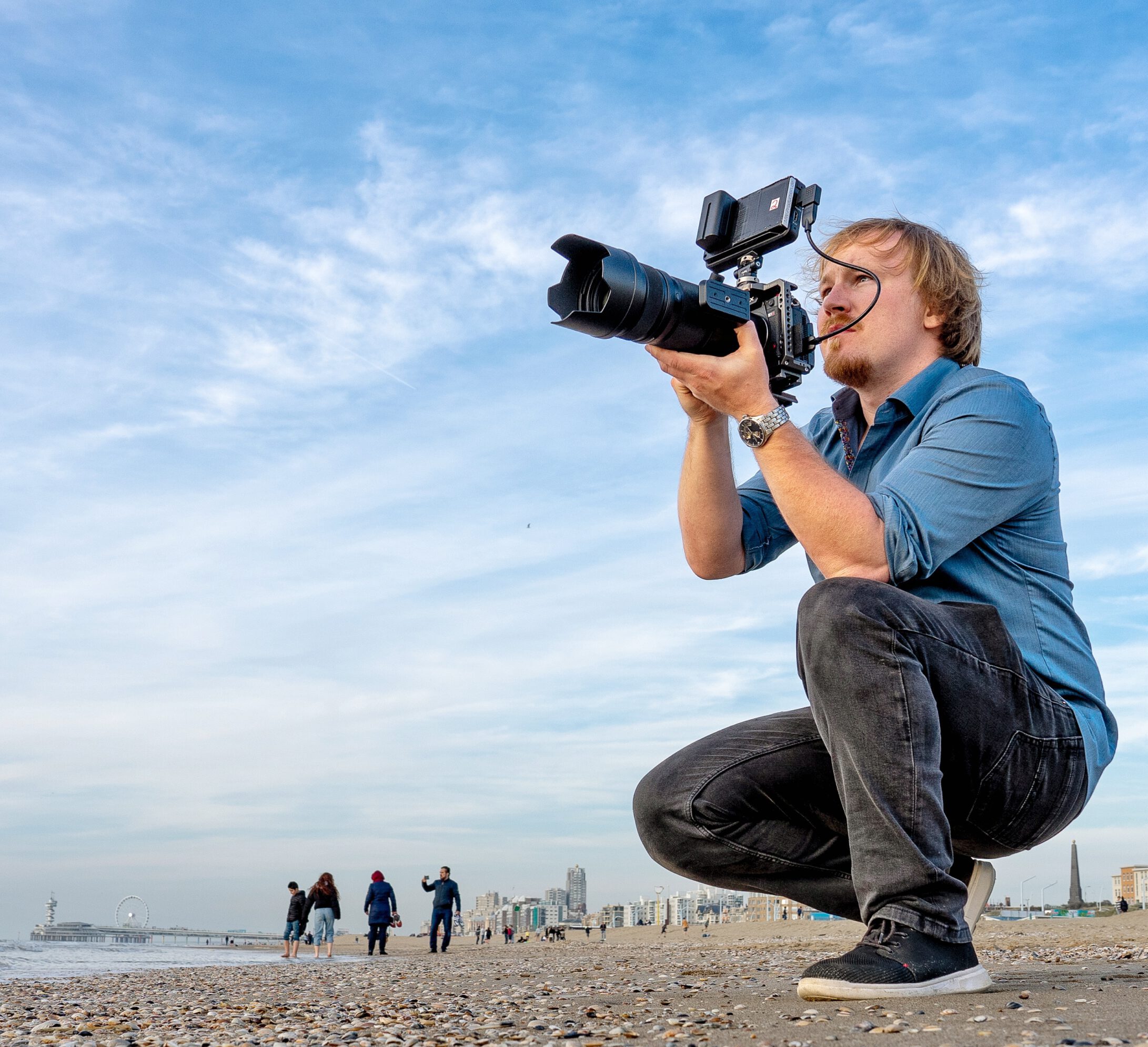 Fotograf bei einem Shooting am Strand