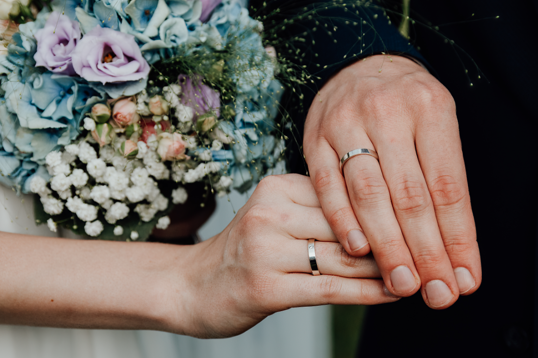 Ringe und Brautstrauß
