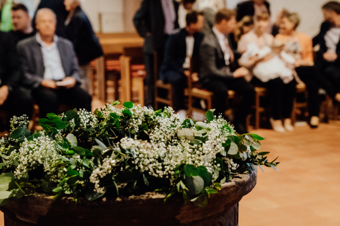 Hochzeitsgesellschaft mit Blumendeko