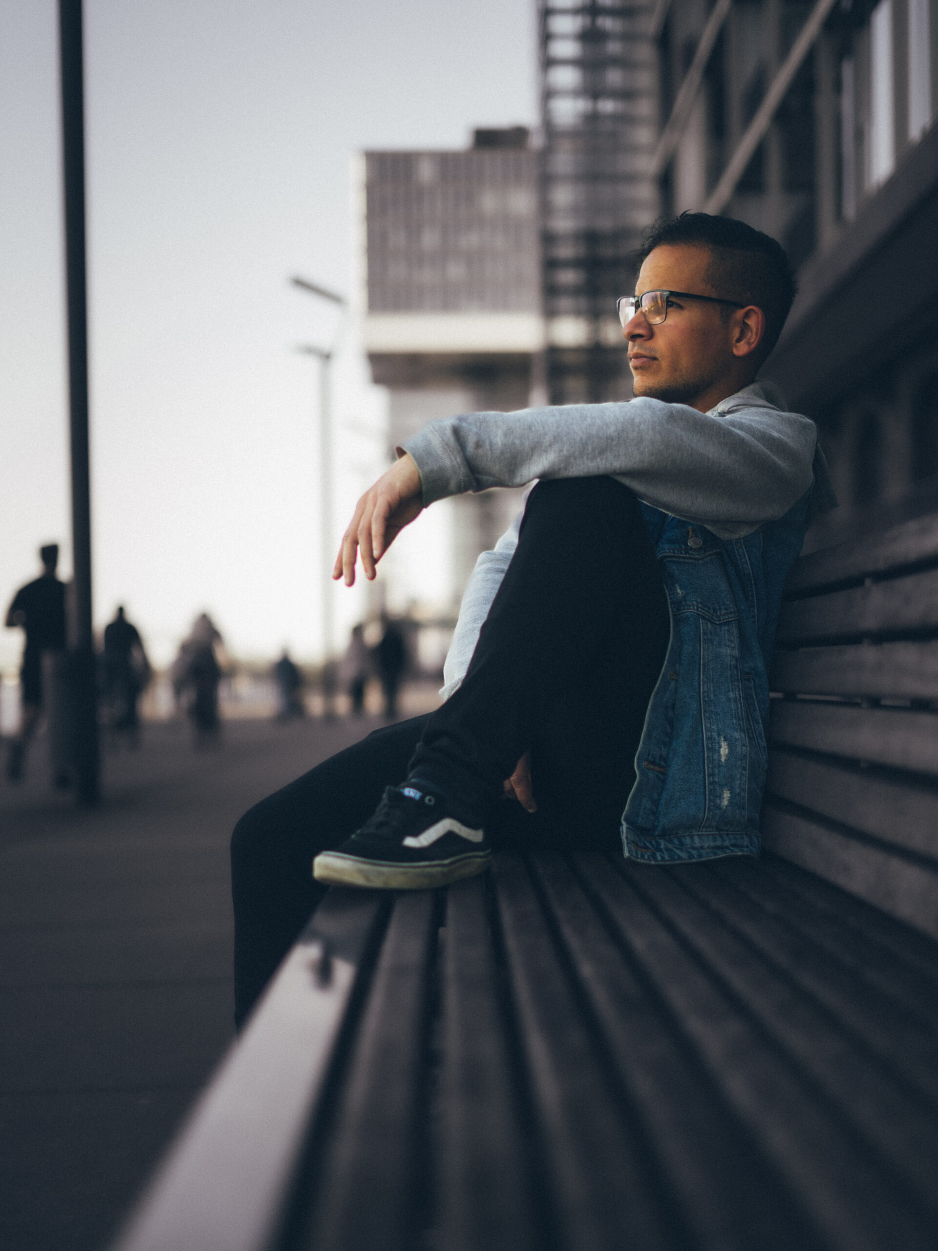 Männerportrait auf einer Bank
